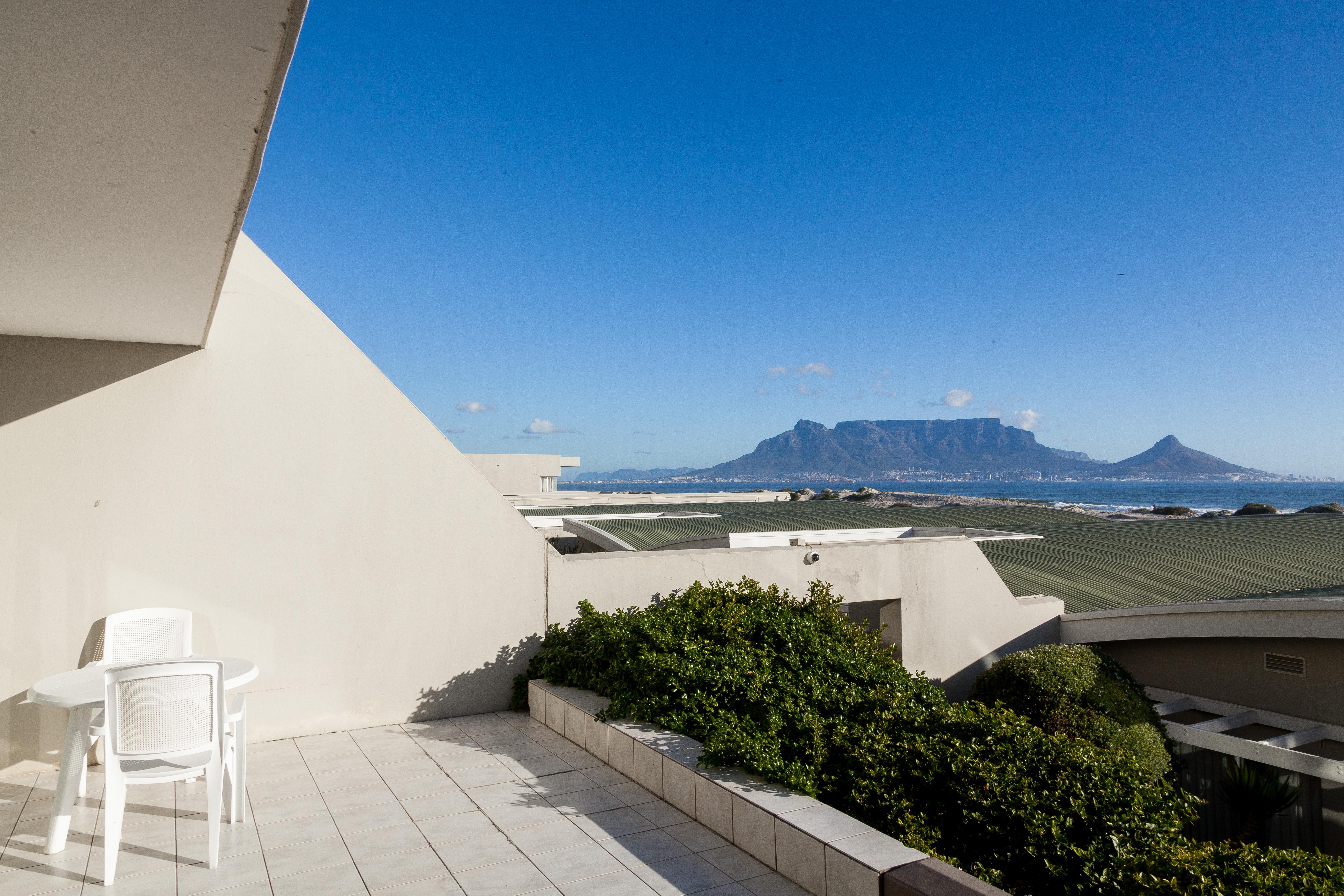 Dolphin Beach Hotel Self Catering Apartments Bloubergstrand Exterior photo