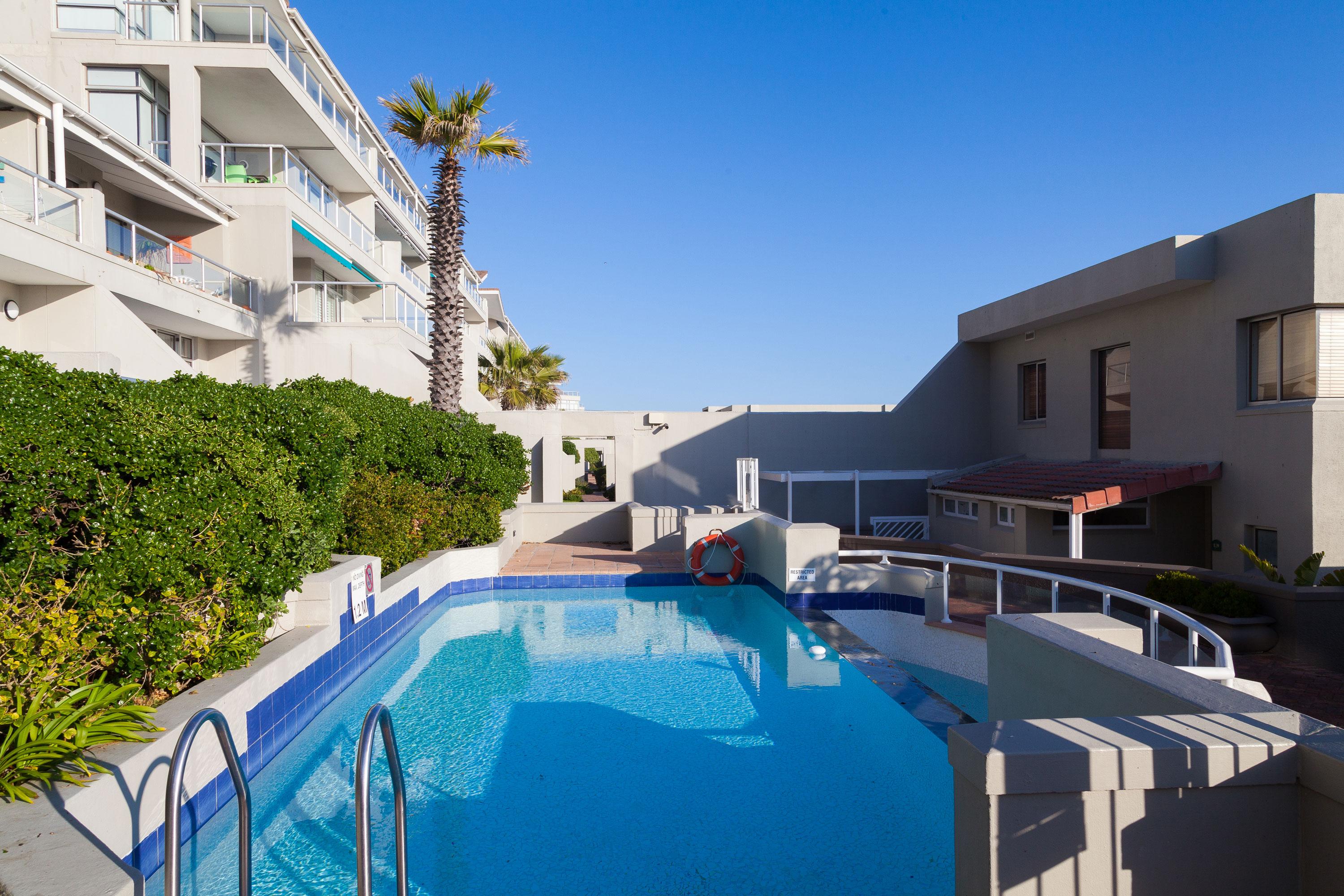 Dolphin Beach Hotel Self Catering Apartments Bloubergstrand Exterior photo